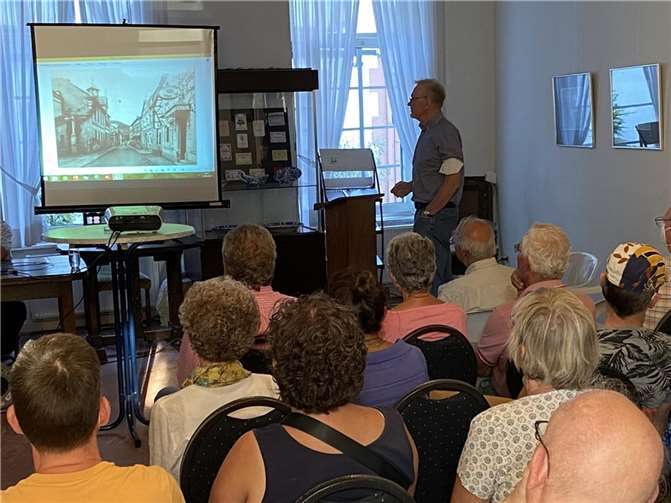 „Oberwinter in historischen Bildern“ Hans Atzler bei der Vorstellung seines Buches. Foto: privat