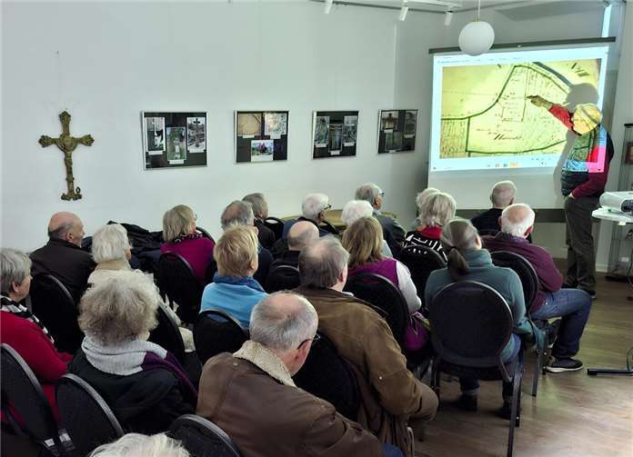 Hans Atzler bei seinem Vortrag im Rathaus. Foto: Heinz Wilms