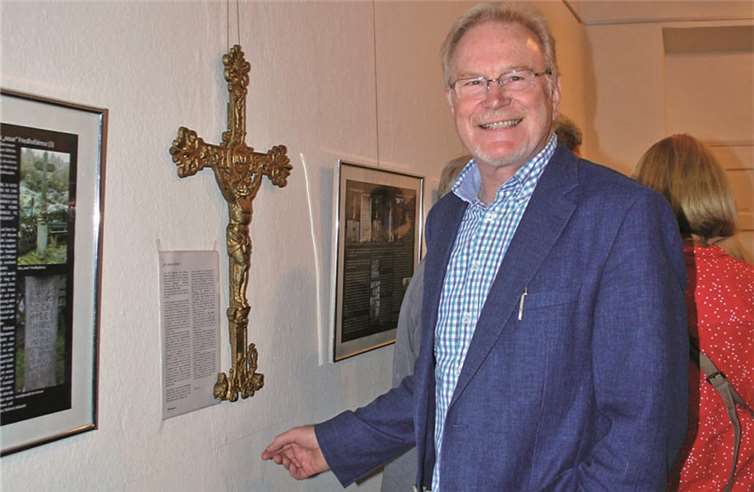 Hans Atzler neben einem historischen Kreuz, das in Birgel geborgen wurde.