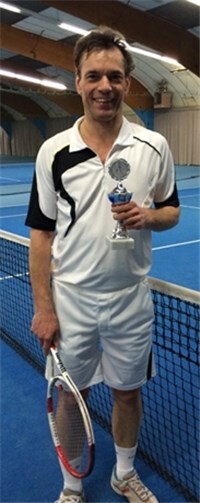 Hans-Christoph Göbel freut sich über den Pokal. privat