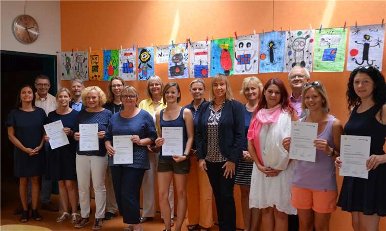 Hans Clasen (3. v. r.), Ingrid Röhl (4. v. r.), Elisabeth Wilhelmi-Dietrich (6. v. r.), Marla Consalter (ganz links) und Christian Brand (4. v. l.) gemeinsam mit den zertifizierten Mitarbeitenden.„Rhein-Sieg-Kreis“