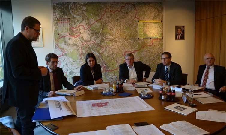 Hans Clasen (v. l.) , Schulamtsleiter des Rhein-Sieg-Kreises, Thomas Wagner, Schuldezernent des Rhein-Sieg-Kreises, Landrat Sebastian Schuster, Kreiskämmerin Svenja Udelhoven, Tim Hahlen, Amtsleiter Gebäudewirtschaft, und Hans-Joachim Geisler, Projektleiter Gebäudewirtschaft, stellten die Pläne vor. privat