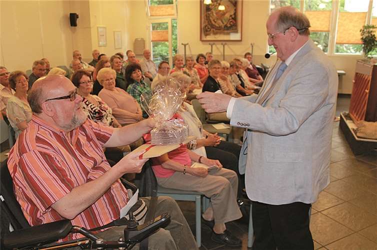 Hans Creuzberg freute sich sehr über die Glückwünsche „seines“ Chores. Privat