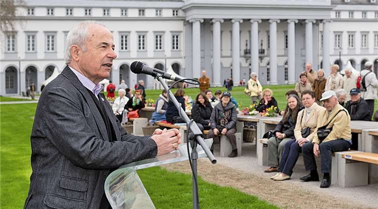 Hans-Dieter Gassen, Vorsitzender der Freunde der BUGA übergibt die Bänke an die Stadt Koblenz. Dietmar Guth
