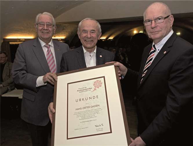 Hans-Dieter Gassen wurde zum Ehrenvorsitzenden ernannt. (v.l.): Peter Greisler, Hans-Dieter Gassen, Ernst H. Lutz.Dietmar Guth