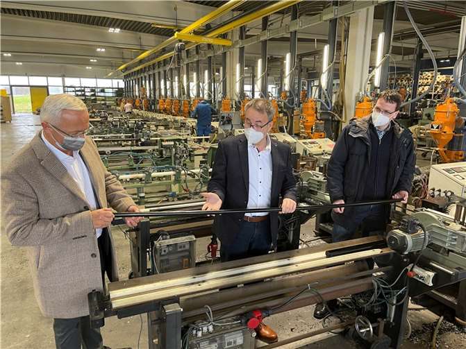 Hans Dieter Spohr, Projektleiter und „Problemlöser“ der Kern GmbH, (Mittel) führte Landrat Achim Hallerbach (Links) und Kreis-Wirtschaftsförderer Harald Schmillen durch die Produktionshallen des Kunststoffteileherstellers.Foto: Kreisverwaltung Neuwied