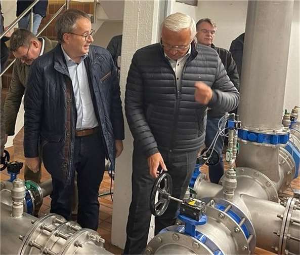 Wasserversorgung für die VG-Dierdorf ist gesichert Hans-Dieter Spohr (li.) mit Landrat Achim Hallerbach.Foto: privat