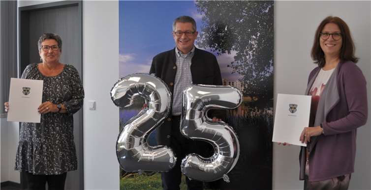 Hans Dieter Wirtz (Mitte) gratuliert Marita Offermanns (links) und Sabine Gummersbach (rechts) zum silbernen Jubiläum.Quelle: Stadt Meckenheim