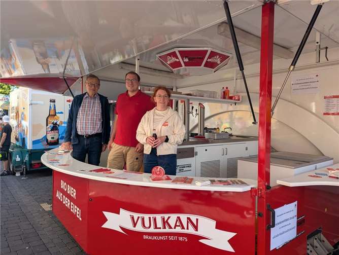 Hans-Dietrich Laubmann, Sebastian Goerke und Susanne Müller, MdL freuten sich über viele Besucherinnen und Besucher beim Getränkestand auf der Sinziger Kirmes. Foto: