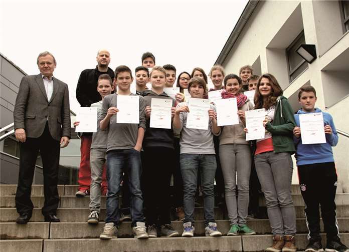 Hans-Dietrich Laubmann mit den beiden betreuenden Lehrern Elke Ritzert und Sven Schübel mit den stolzen Absolventen der Medienscoutausbildung.privat