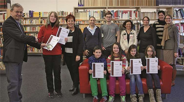 Hans Dietrich Laubmann und Ingrid Näkel-Surges bei der Gratulation der Siegerin Sarah Gros vor den Juroren und Klassensieger.  Privat