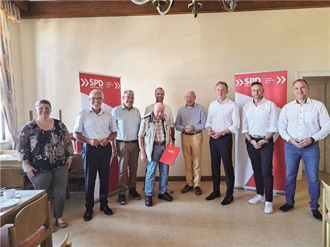 Hans-Egon Mittler (vorne) und sein Bruder Gernot Mittler (4.v. rechts) nahmen ihre Ehrungen dankend entgegen. Fotos: FRE