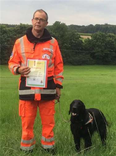 Hans-Erich Becker mit Luke bei der Einsatzüberprüfung.