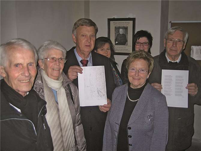 Hans-Erich und Hedwig Schmitt, Pfarrgemeinderatsvorsitzender Horst Schmitz, Pfarrgemeinderatsmitglied Ruth Reuter, Inge Hörsch, Pfarrgemeinderatsmitglied Helga Wagner und Herbert Thomas mit dem Text, der handschriftlich im Messbuch von Pfarrer Johannes Schulz lag. Norbert Missong