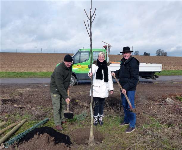 Hans Finkener legte zusammen mit Tanja Stromberg und Rudi Zenz auch selbst mit Hand an. Foto: privat