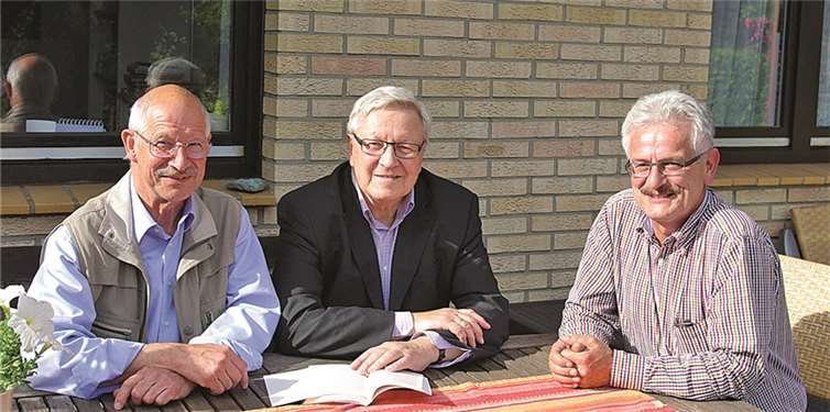 Hans Finkener und Peter Römer im Gespräch mit dem Ortsvorsteher Gerd Giefer.privat