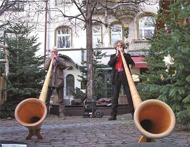 „Hans & Franz“ präsentierten sich als weihnachtstaugliches Alphornduo.