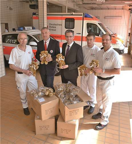 Hans-Friedel Gepp, Leiter der Rettungswache Mayen, Bernhard Schneider, Kreisgeschäftsführer des DRK Kreisverband Mayen-Koblenz e.V., Karl-Josef Esch, Vorstandsmitglied KSK, Dyck Paulus, Rettungsassistent im Praktikum und Stephan Hillesheim, Rettungsassistent (v.l.n.r.) bei der Übergabe der Teddybären. privat