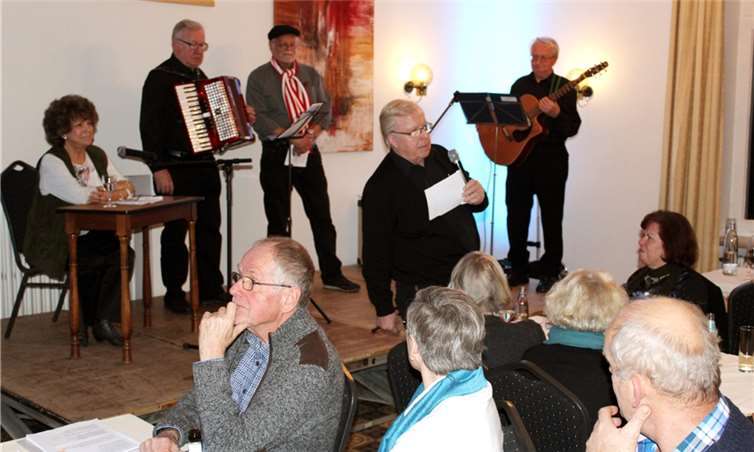 Hans Georg Frings führte als Moderator durch den Heimatabend „Kölsche Tön“.DL