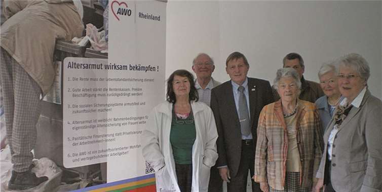 Hans Georg Götze (2.v.l.) referierte bei der AWO über Altersarmut.privat