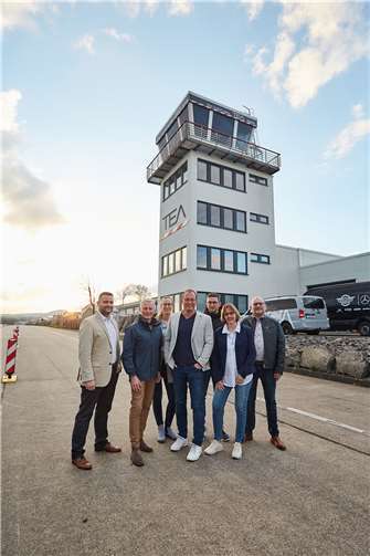 Hans-Georg Hammes (2.v.l.) und Mendigs VG-Bürgermeister Jörg Lempertz (Mitte) mit Mitgliedern der CDU Ochtendung auf dem Mendiger Flugplatz.  Foto: Jannik Hammes