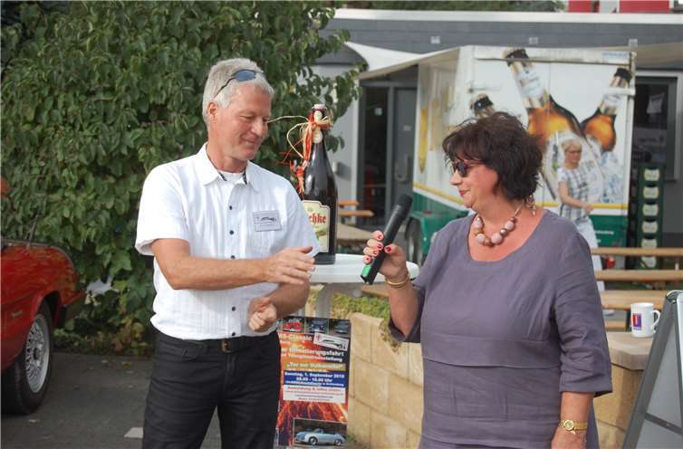 Hans-Georg Hammes bei der Begrüßung der Teilnehmer mit der Schirmherrin Rita Hirsch.