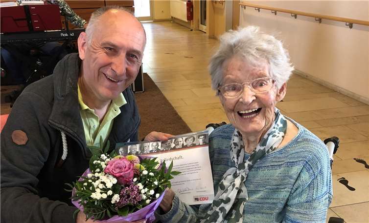 Hans-Georg Hansen und Katharina Kann bei der Überreichung der Dankesurkunde. Foto: privat
