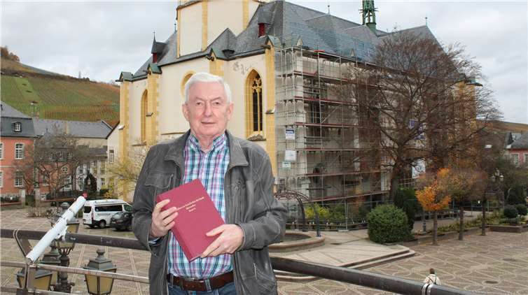 Hans-Georg Klein, Vorsitzender des Heimatvereins „Alt-Ahrweiler“, mit dem zwölften Band der „Quellen zur Geschichte der Stadt Ahrweiler“.Foto: DU