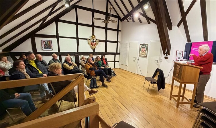 Hans-Georg Klein rechts bei seinem Vortrag vor den Gästeführern.  Foto: Werner Kathe
