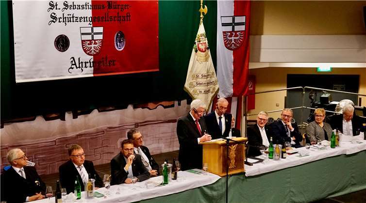 Hans-Georg Klein und Hubert Rieck bei ihrer „historischen“ Festrede.KG