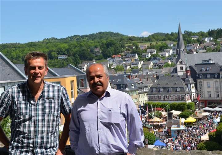 Hans-Georg Schönberg und Aziz Aldemir (v.l.): Beide besuchten am Wochenende den traditionellen Pfingstmarkt in Mayen. Foto: privat