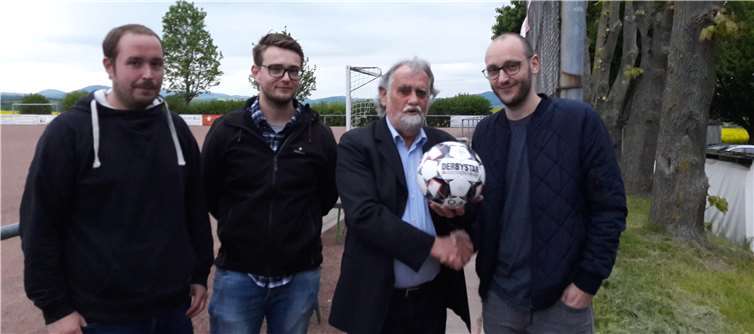 Hans-Georg Ziesemer bei der Übergabe der Ballspende. Foto: SV Ruitsch-Kerben