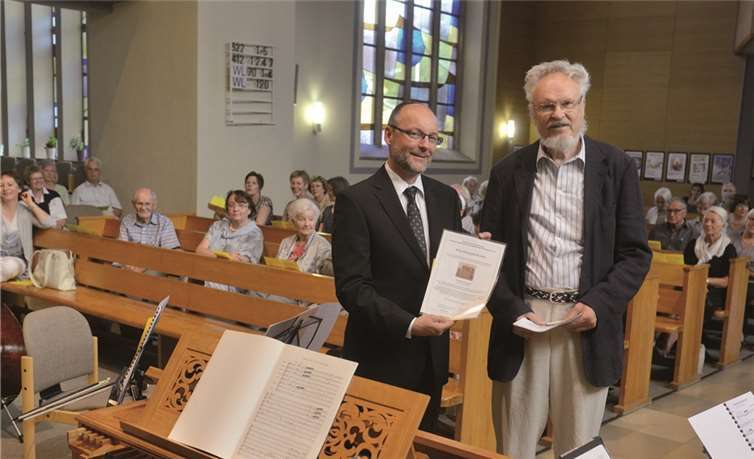Hans-Gerd Herder, der Vorsitzende des Fördervereins für Kirchenmusik in der Evangelischen Gemeinde Bad Neuenahr, übergab die neue Truhenorgel vor dem Konzert im Rahmen der Geistlichen Abendmusik an Pfarrer Friedemann Bach. JOST