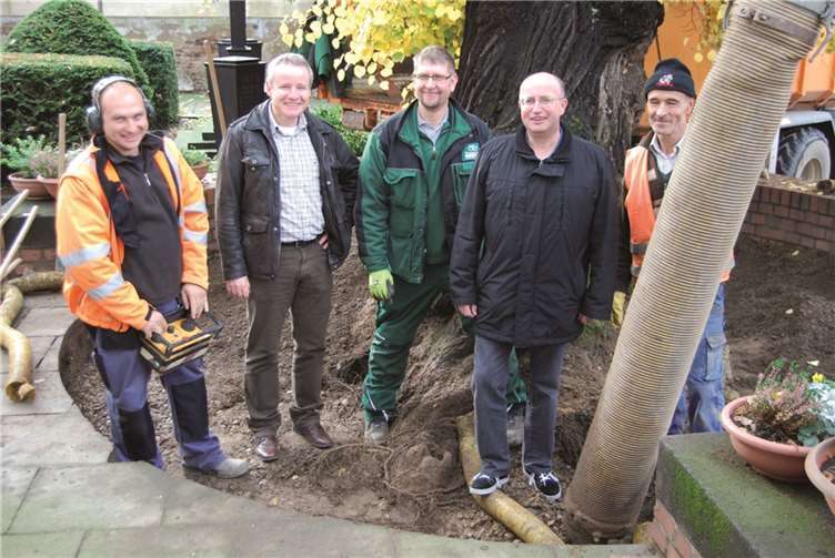 Hans-Gerd Steinheuer, Fachabteilung Naturschutz im Amt für Natur- und Landschaftsschutz (2.v.l.), Baustellenleiter Berko Fricke (Mitte) und Pater Dieter Lieblein, betreuender Seelsorger von St. Aegidius-Oberdrees (2.v.r.), mit Fachleuten der beauftragten Firma. privat