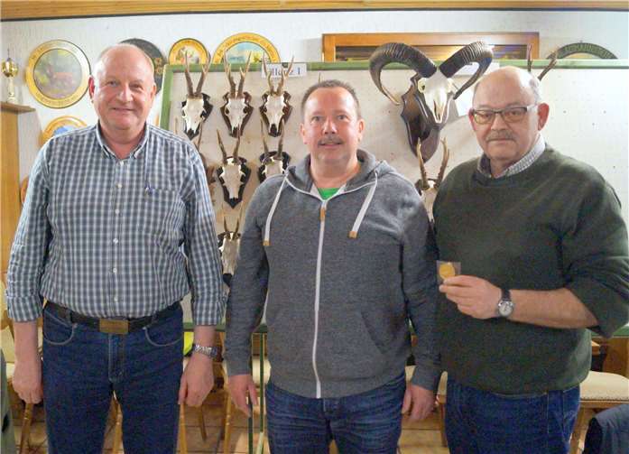 Hans-Gerd van Koeverden (l.) bekam die diesjährige Hegemedaille für das Revier Ellenz. Karl-Peter Schneider (r.) und Kajo Friderichs leiten die Geschicke des Hegerings Cochem die nächsten vier Jahre.