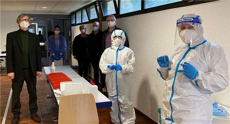 Hans-Günter Fischer (auf dem Foto links) mit Vertretern der Verwaltung und Freiwilligen.Foto: TS/VG