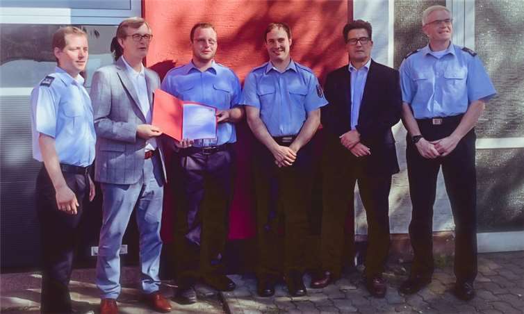 Hans-Günter Fischer übergab dem neuen Wehrführer Dennis Banasch die Urkunde. Foto: privat