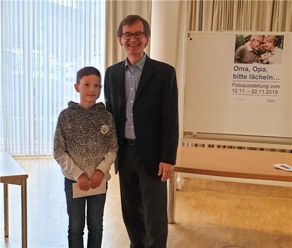 Hans-Günter Fischer überreischte Lars Homscheid einen weiteren Preis.