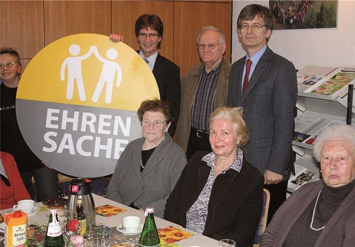 Hans-Günter Fischer und Dieter Sander dankten Berthold Nick, der auch das Emblem der Aktion „Ehrensache“ mitgebracht hatte.DL