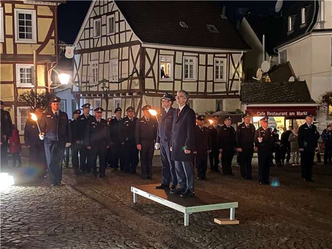 Hans-Günter Fischer wurde mit einem Großen Zapfenstreich der Feuerwehr überrascht. Fotos: Tom Rübenach
