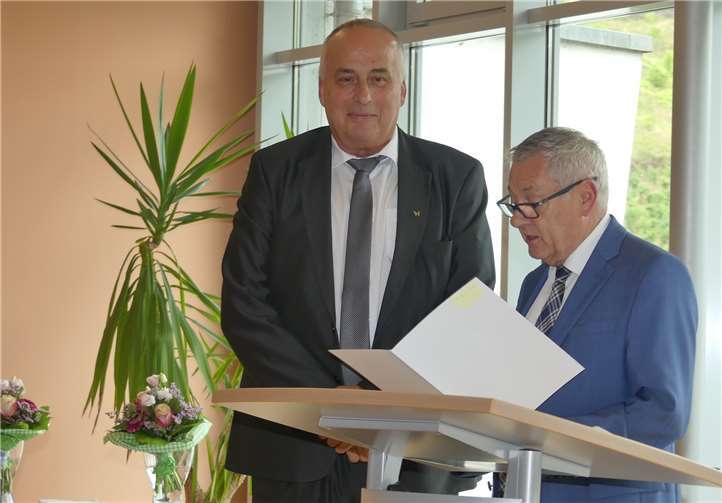 Hans Günter Labonte (Brohl) wurde im Namen von Ministerpräsidentin Malu Dreyer von Landrat Manfred Schnur mit der Landesehrennadel ausgezeichnet.
