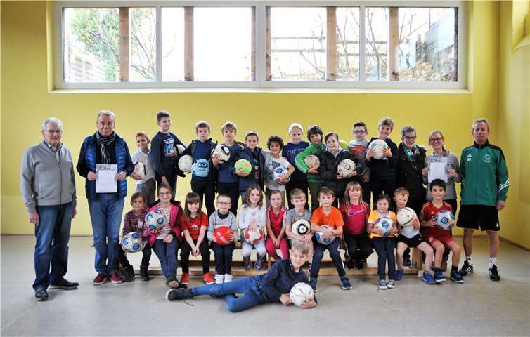 Hans Günther Degen, Geschäftsführer der Tus, Ludwig Reineman, Vorsitzender der TuS, Vertreterinnen der Grundschule und Ulli Ludwig, Bildungsbeauftragter des DFB (v.l.).Daniel Meier
