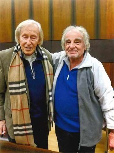 Hans Hagen (re.) mit Rudi Gutendorf (li.) im Bendorfer Rathaussaal. Foto: Ferhat Cato