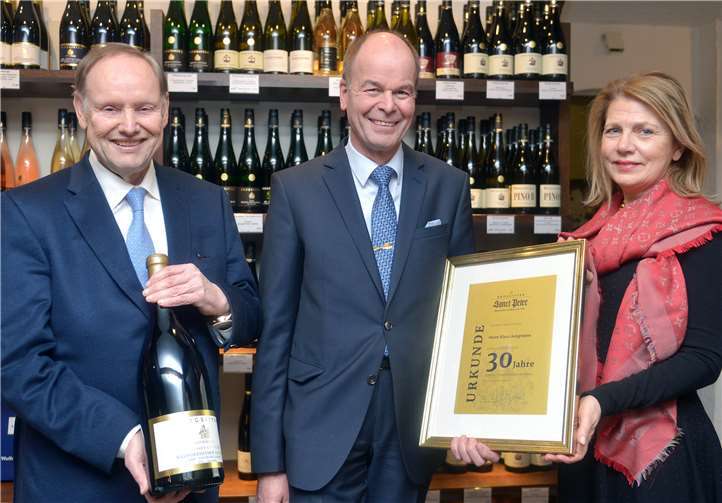 Hans-Joachim Brogsitter (li.) und seine Ehefrau Iris Brogsitter (re.) gratulierten Direktor Klaus Jungmann zum 30-jährigen Dienstjubiläum im Historischen Gasthaus Sankt Peter in Walporzheim. -Jost-