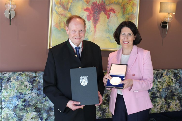 Hans-Joachim Brogsitter wurde von Ministerin Daniela Schmitt mit der Wirtschaftsmedaille des Landes Rheinland-Pfalz ausgezeichnet. Foto: DU