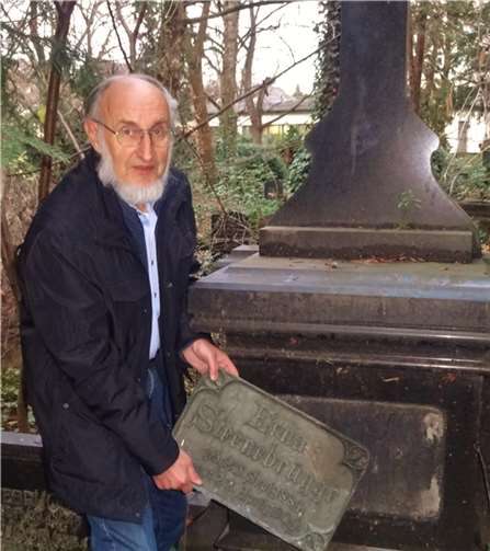 Hans-Joachim Feix freut sich über das wiederaufgefundene Diebesgut. privat