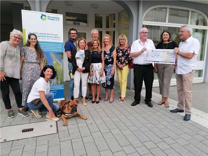 Hans-Joachim Hofmann (3. von rechts) überreichte gemeinsam mit dem Vorstand des Freundeskreises Neuwied-Bromley dem Vorsitzenden des Neuwieder Hospizvereins, Hans-Peter Knossalla (rechts), einen Spendenscheck in Höhe von 1.000 Euro für die Kindertrauerbegleitung.  Foto: Neuwieder Hospizverein