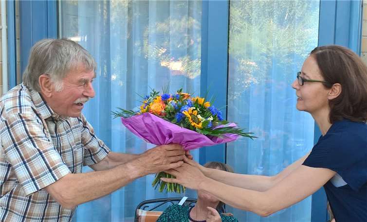 Hans-Joachim Recke wurde ein Blumenpräsent überreicht.A. Poretschkin