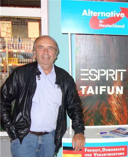 Hans-Joachim Röder am AfD-Info-Stand in Asbach. privat