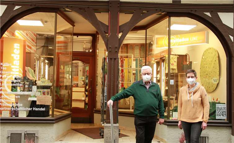 Hans-Joachim Schmitz und Annette Förster engagieren sich seit acht Jahren sehr erfolgreich für einen guten Zweck und ein tolles Angebot - den Linzer Weltladen in der Linzer Altstadt. Fotos: KBL